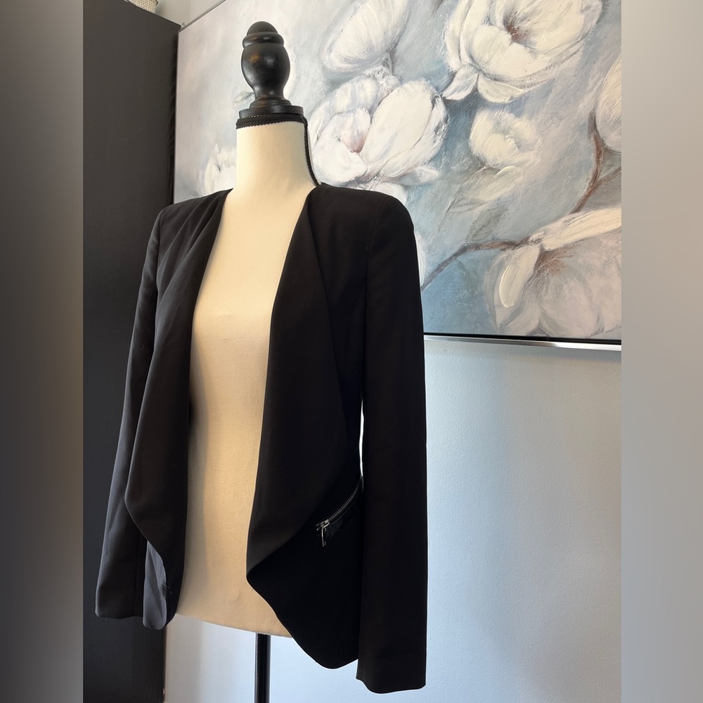 H&M Black Tailored Blazer with Modern Silhouette - Size 4